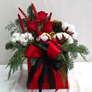 Χριστουγεννιάτικη σύνθεση λουλουδιών σε καλάθι