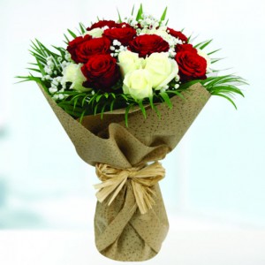 Μπουκέτο με κόκκινα & λευκά τριαντάφυλλα