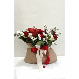 Ανθοδέσμη με κόκκινα τριαντάφυλλα, ευκάλυπτο & διάφορα άλλα άνθη σε λινάτσαα E-Shop