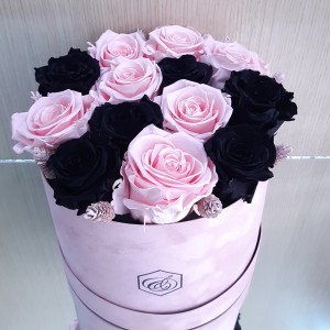 Στρογγυλό βελούδινο κουτί με forever roses μαύρα & ροζ