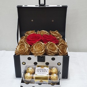 Surprise Box με σοκολατάκια & forever roses κόκκινα & χρυσά 