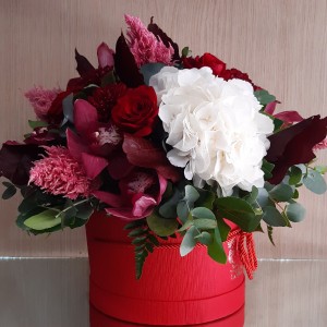 Στρογγυλό κόκκινο κουτί με λουλούδια εποχής