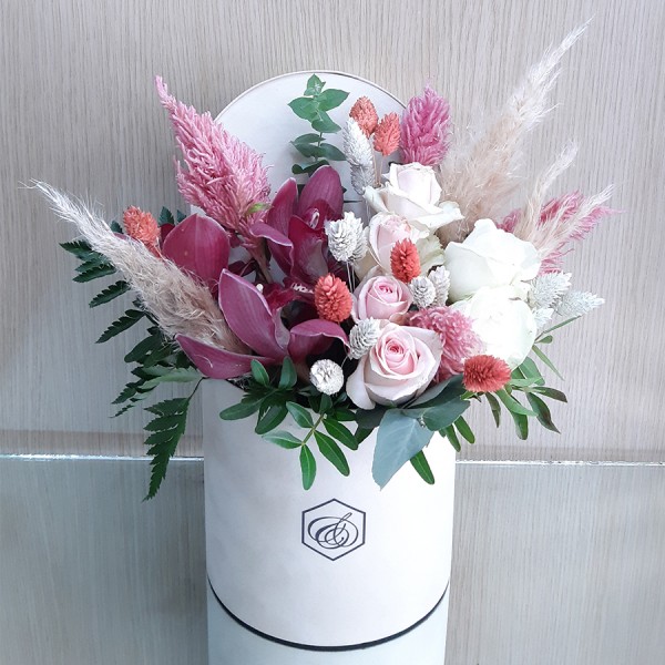 Στρογγυλό βελούδινο κουτί με λουλούδια σε ροζ αποχρώσεις