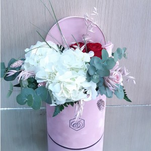 Στρογγυλό βελούδινο κουτί με ορτανσία & τριαντάφυλλα