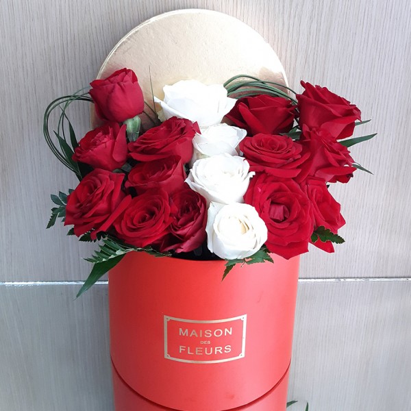 Κουτί με κόκκινα & λευκά τριαντάφυλλα