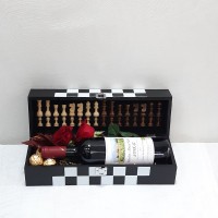 Σκακιέρα με ποτό, λουλούδια & σοκολατάκια
