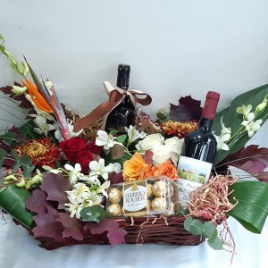 Καλάθι με κρασιά & λουλούδια