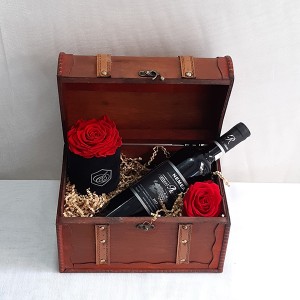 Μπαούλο με κρασί και τριαντάφυλλα