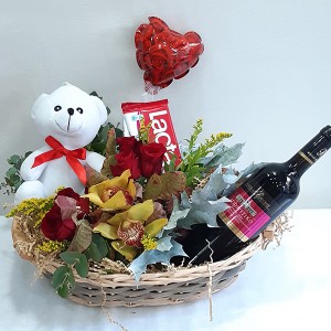 Ρομαντικό καλάθι με κρασί, σοκολάτες & λουλούδια