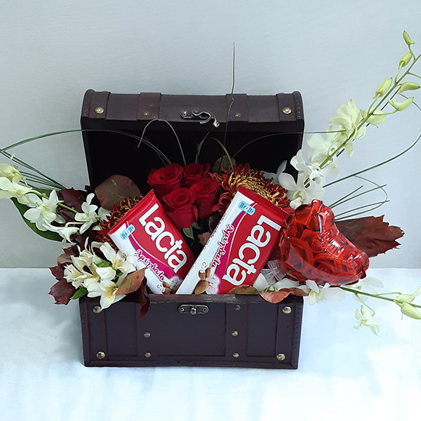 Ρομαντικό μπαουλάκι με σοκολάτες & λουλούδια