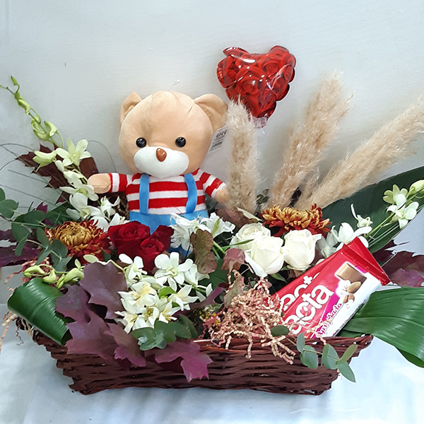 Ρομαντικό καλάθι με σοκολάτες & λουλούδια