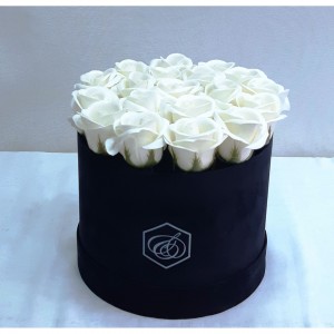 λευκά τριανταφυλλα  σε κουτι καπελιερα