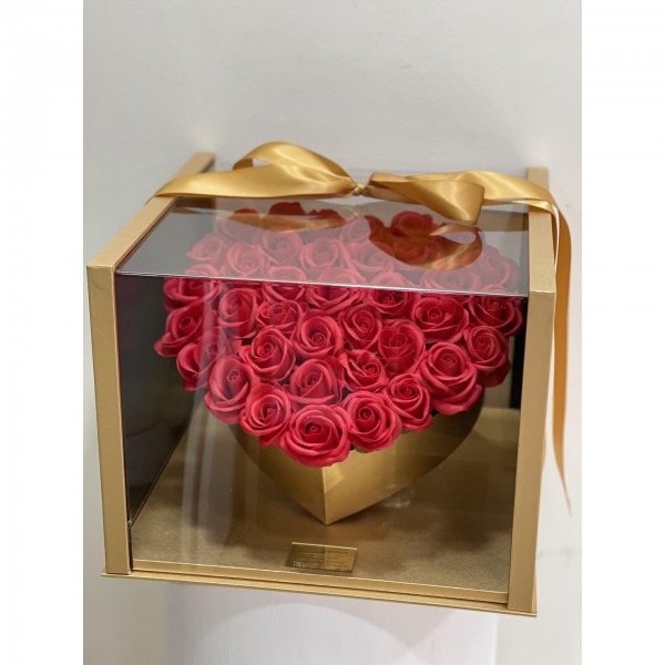 Τριαντάφυλλα κόκκινα σε κουτί χρυσό καρδιά plexiglass, κουτιά με λουλούδια, κουτιά με τριαντάφυλλα 