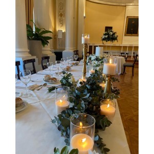 Greenery διακόσμηση τραπεζιού γάμου με ευκάλυτπο, χρυσά κηροπήγια και κεριά στην ΛΑΕΔ